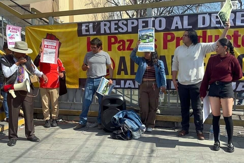 Alianza de Usuarios pide a autoridades atender quejas de adultos mayores, quienes no acceden a tarifas preferenciales vía pago electrónico.
