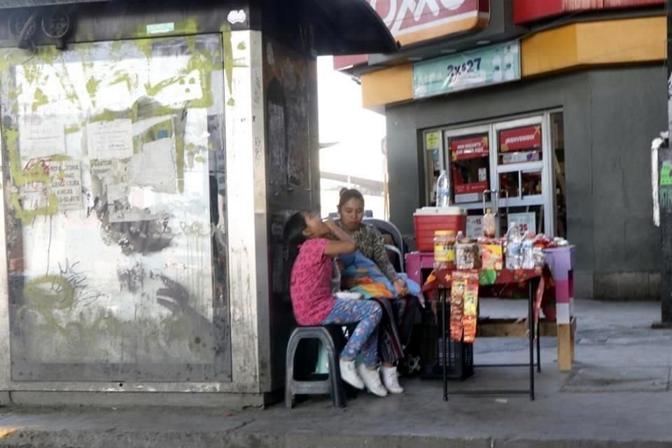 Ante la falta de vigilancia del Municipio regio, los puesteros aprovechan para instalarse en las banquetas y en las calles. 