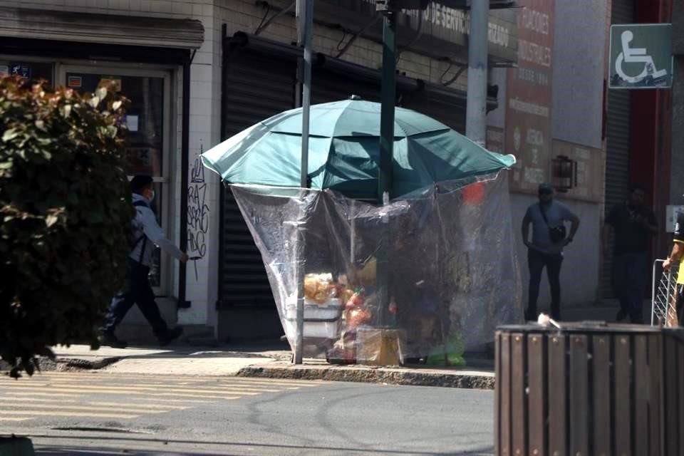 Ante la falta de vigilancia del Municipio regio, los puesteros aprovechan para instalarse en las banquetas y en las calles. 