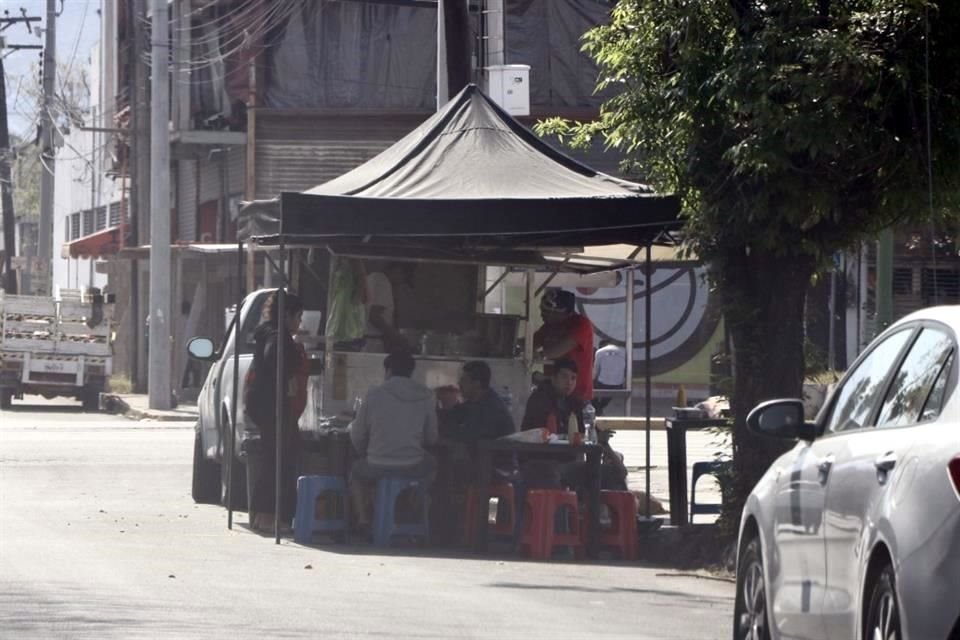 Ante la falta de vigilancia del Municipio regio, los puesteros aprovechan para instalarse en las banquetas y en las calles. 