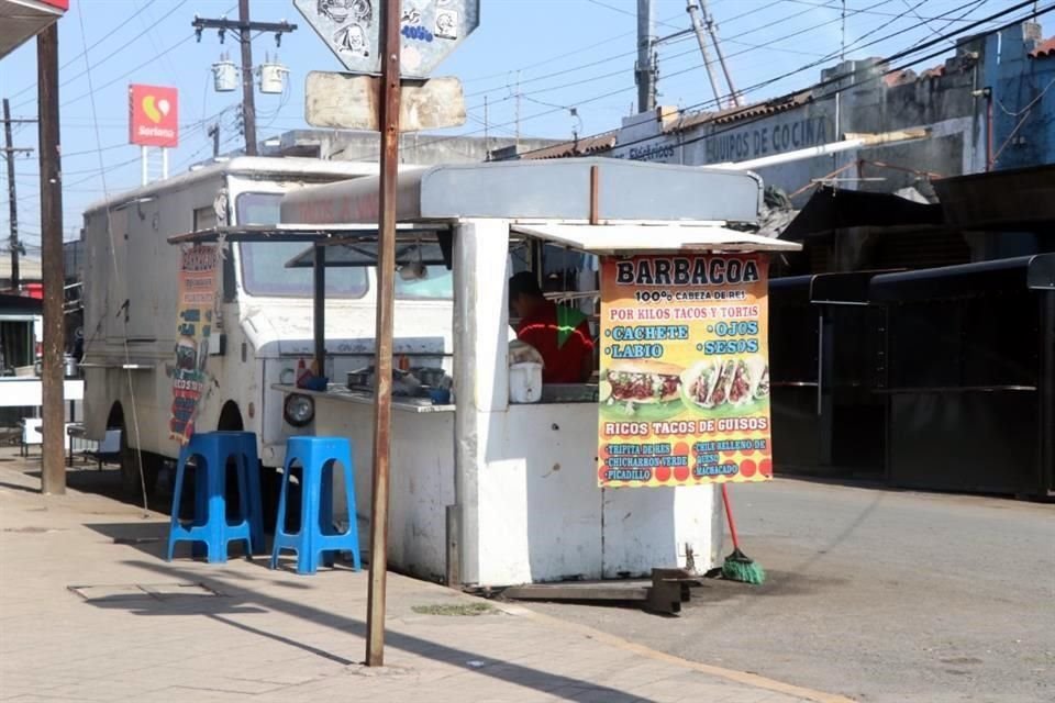 Ante la falta de vigilancia del Municipio regio, los puesteros aprovechan para instalarse en las banquetas y en las calles. 