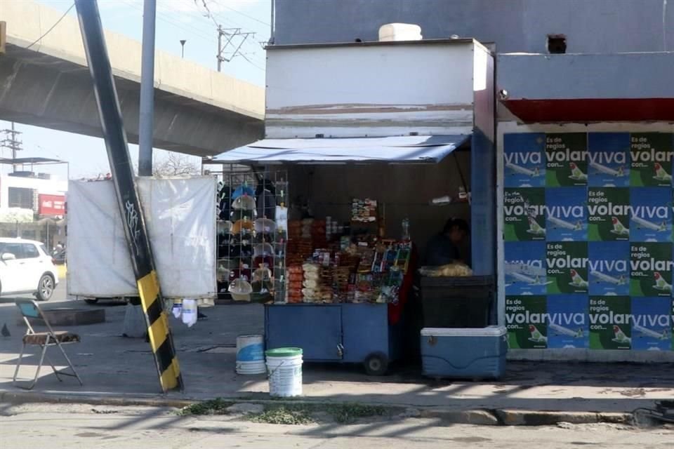 Ante la falta de vigilancia del Municipio regio, los puesteros aprovechan para instalarse en las banquetas y en las calles. 