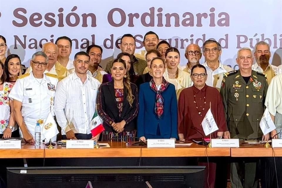 Los 32 gobernadores de México respaldaron el posicionamiento de la Presidenta ante acusaciones de Casa Blanca sobre alianzas con el crimen.