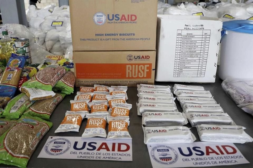 Ayuda de la agencia estadounidense USAID destinada a Venezuela, expuesta en un almacén cerca del Puente Internacional Tienditas, a las afueras de Cúcuta, Colombia, el 19 de febrero de 2019.