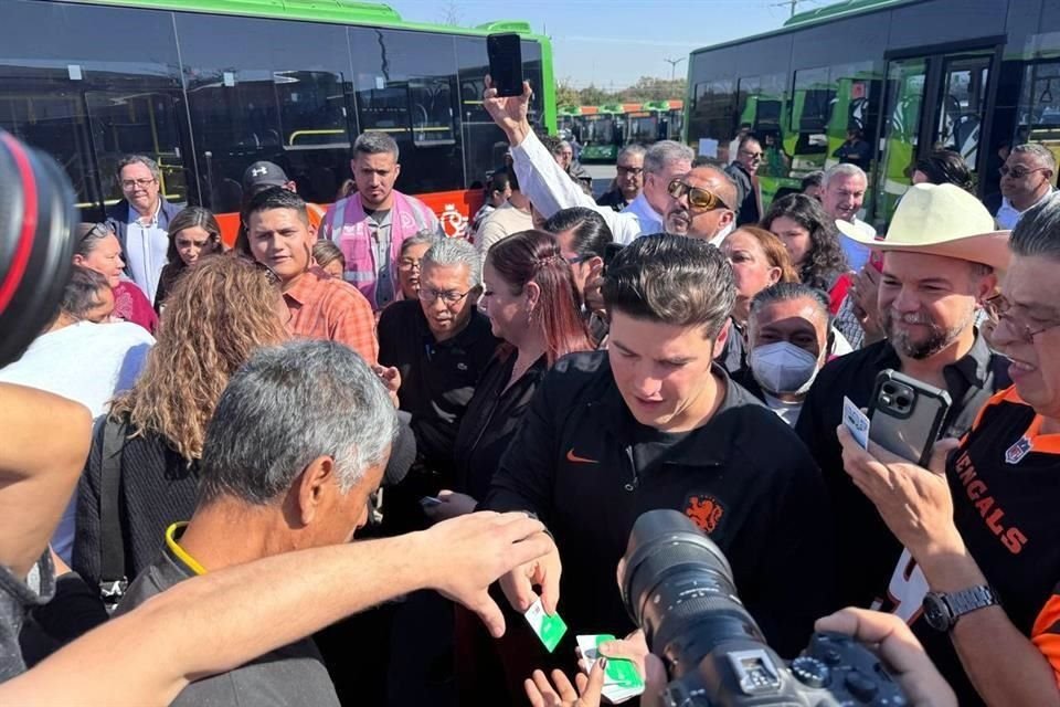 Samuel García encabezó la entrega de 40 unidades nuevas a la Ruta 223, en el municipio de Juárez.