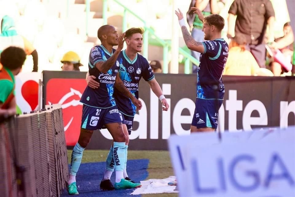 Luis Quiñones (izq.) celebra  con sus compañeros el primer gol del Puebla.