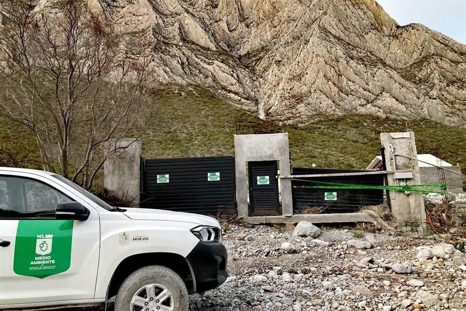 La construcción que incluye una alberca se ubica en el Cañón Las Guitarritas, una de las zonas más afectadas tras el paso de 'Alberto'.