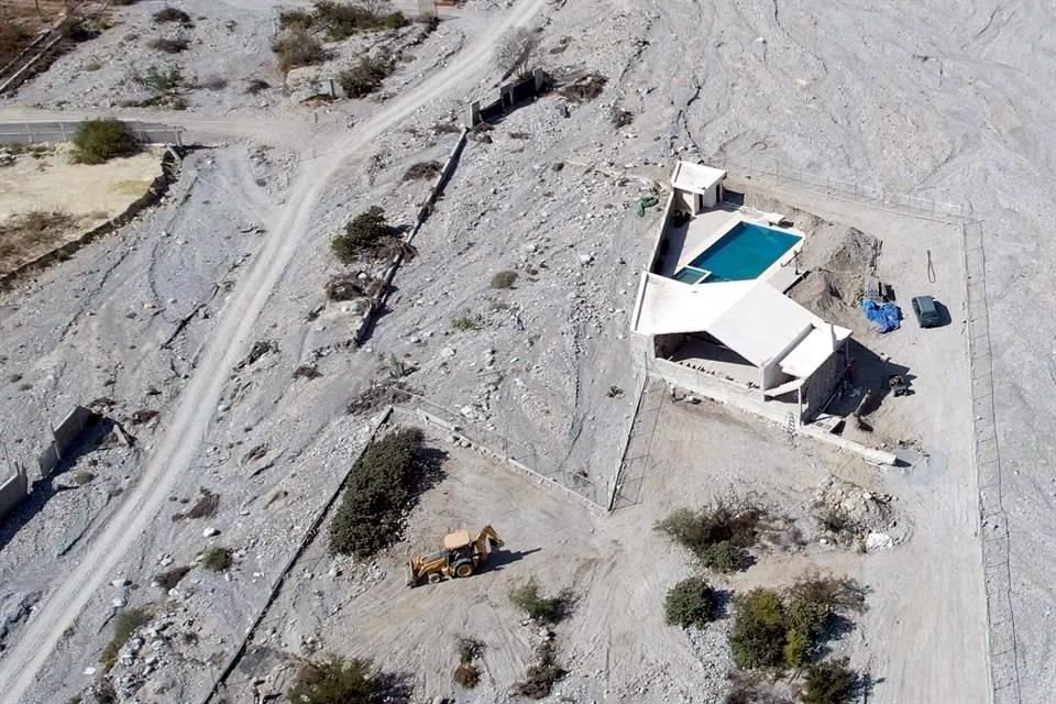 La construcción que incluye una alberca se ubica en el Cañón Las Guitarritas, una de las zonas más afectadas tras el paso de 'Alberto'.