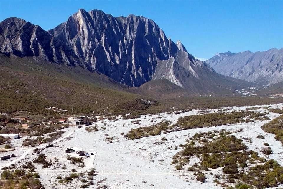 La construcción que incluye una alberca se ubica en el Cañón Las Guitarritas, una de las zonas más afectadas tras el paso de 'Alberto'.