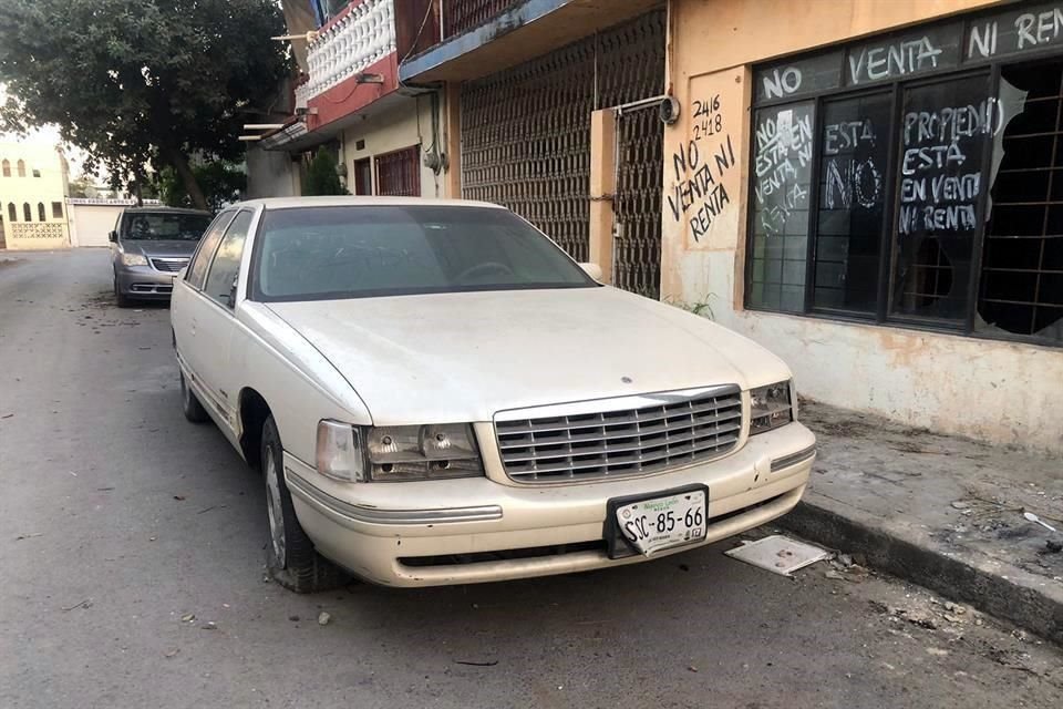 Vecinos de la Colonia Moderna, en Monterrey, denunciaron que dejaron abandonado un auto.