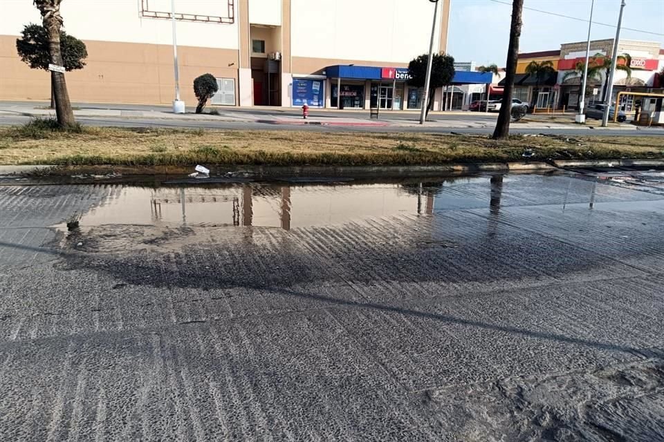 Insalubridad y malos olores, sufren peatones y vecinos que transitan por el cruce de las calles Uranio y Las Capillas, en la Colonia Misión Santa Cruz, en Guadalupe.