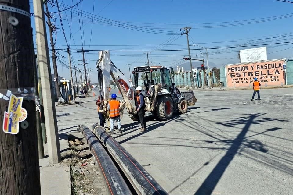 Trabajadores de la empresa Aselec Electricidad cerraron el cruce de Diego Díaz de Berlanga y San Nicolás, provocando tráfico.