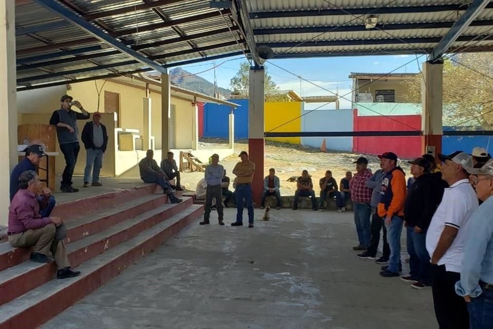 El Alcalde de Santiago, David de la Peña, ha acudido a las asambleas que han realizado habitantes de comunidades afectadas por los daños en la carretera entre Ciénega de González y Laguna de Sánchez.