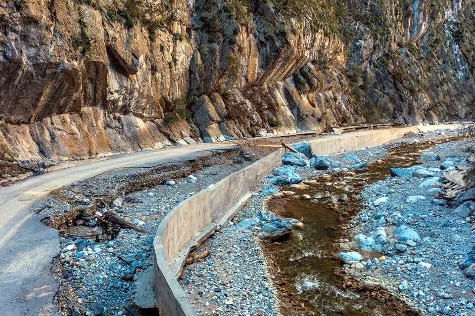 La Carretera a Laguna de Sánchez quedó dañada tras el paso de la tormenta 'Alberto'.