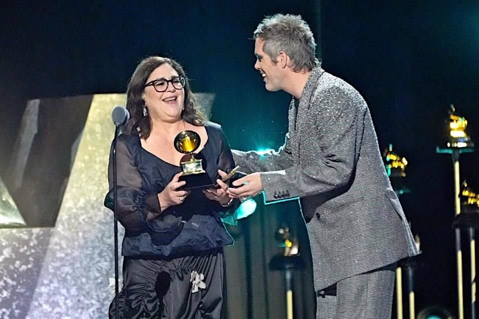 La compositora mexicana Gabriela Ortiz recibió el galardón de su colega y activista estadounidense Justin Tranter en los Grammy.