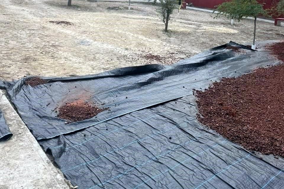 En la Colonia Pedregal del Topo Chico, fueron colocadas piedras y plástico en áreas verdes.