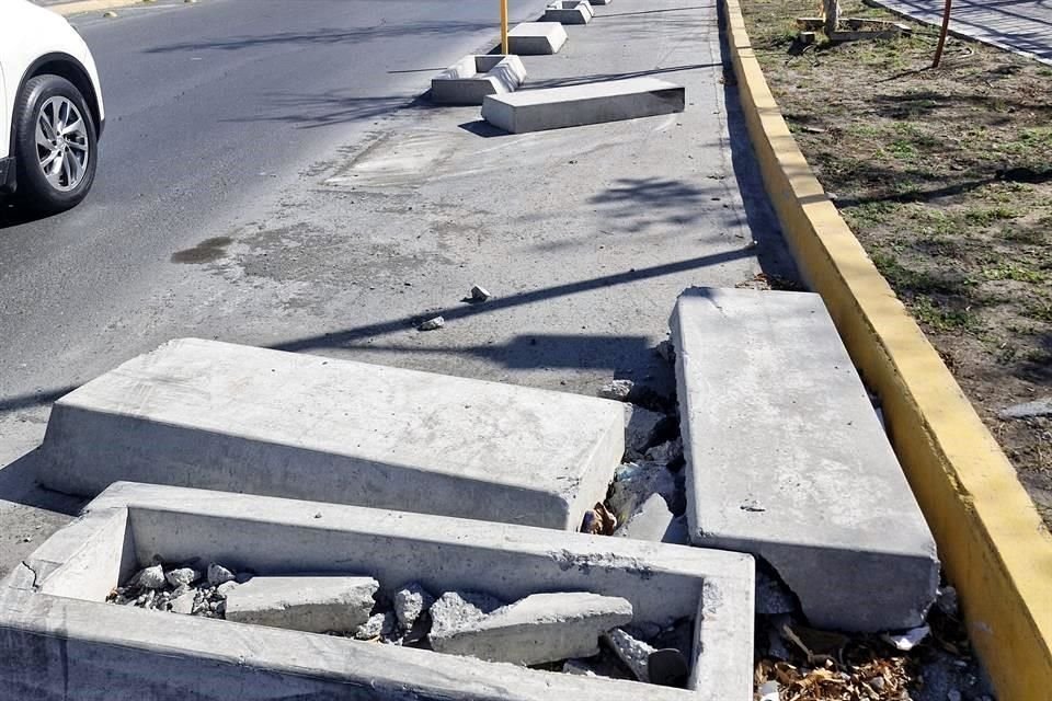 Los delimitadores de la ciclovía lucen fuera de su lugar en el tramo entre Héroes del 47 y Félix U. Gómez.