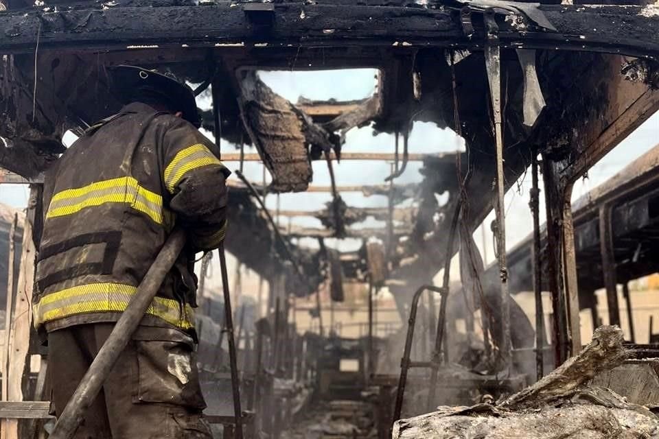 El fuego consumió cuatro camiones Hyundai y tres Marcopolo.