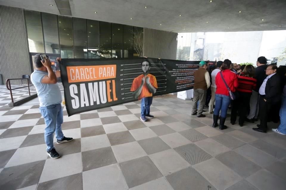 Integrantes de colectivos se manisfestaron afuera del recinto del Congreso.