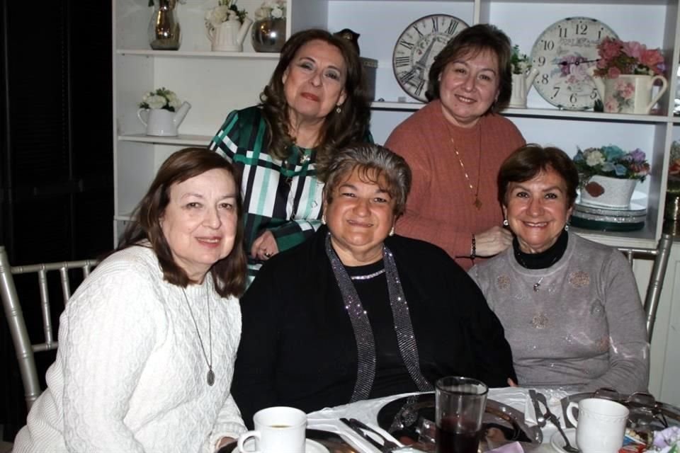 Marilú Fernándz, Diana López, Maryha Elia Fernández, Magali Elizondo y Consuelo Elizondo