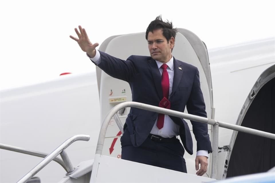 El Secretario de Estado de EU, Marco Rubio, se despide en el aeropuerto de Costa Rica, el 4 de febrero del 2025.