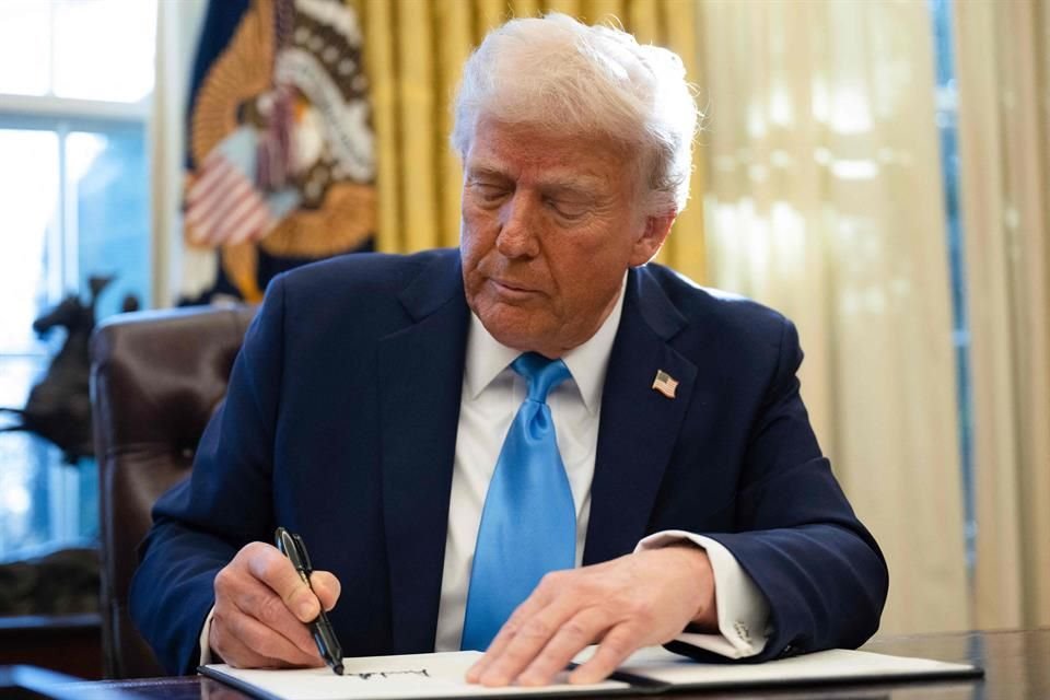 El Presidente de EU, Donald Trump, firma una orden ejecutiva en la Oficina Oval el 4 de febrero del 2025.