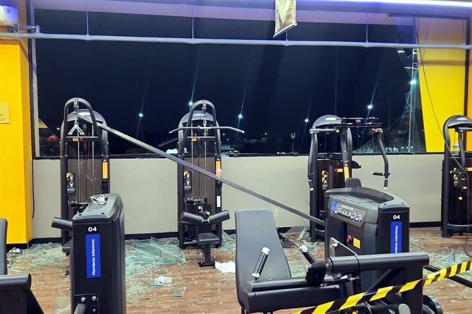 Durante la caída de una tormenta con granizo, la ventana de un gym Smart Fit, en Guadalupe, se quiebra y deja lesionado a un usuario.