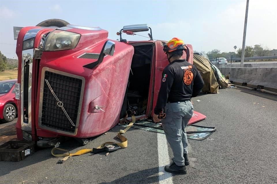 Fue alrededor de las 12:00 horas cuando se reportó el accidente a la altura de la entrada a la Colonia Siete Colinas.