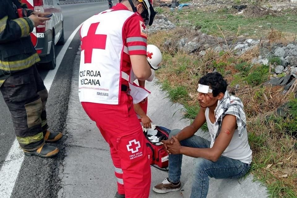 Los paramédicos de la Cruz Roja atendieron al chofer Horacio Eleazar Hernández, de 26 años, quién sufrió heridas y raspones en diferentes partes del cuerpo.