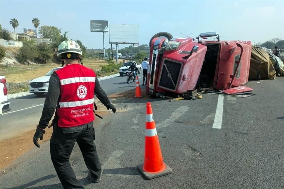 Las autoridades viales buscan confirmar si el accidente se debió a un cerrón de otro vehículo o a la velocidad en que circulaba el tráiler.