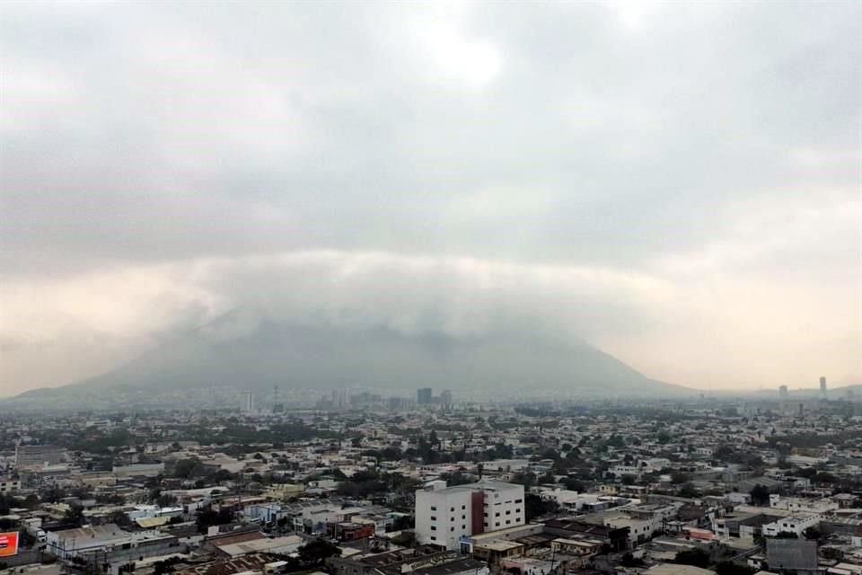 Durante la tarde, diversas estaciones reportaron contaminación por encima de los límites permitidos por la Norma.