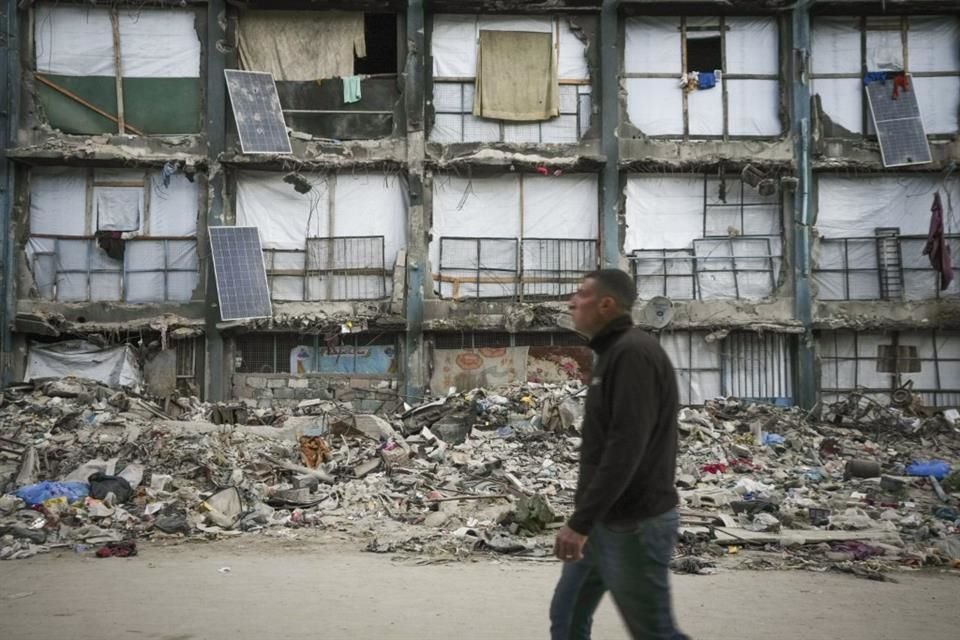 Un hombre camina junto a un edificio destruido en la Ciudad de Gaza, el 5 de febrero del 2025.