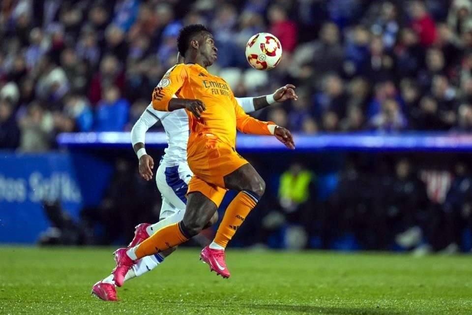 Vinícius Jr. entró en el complemento y casi marca. El brasileño sigue ganándose amarillas por sus reclamos.