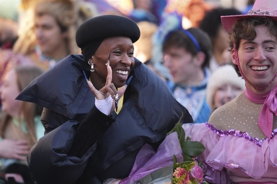 La actriz Cynthia Erivo fue celebrada por la Universidad de Harvard como la 'Mujer del Año' con un desfile en Massachusetts.