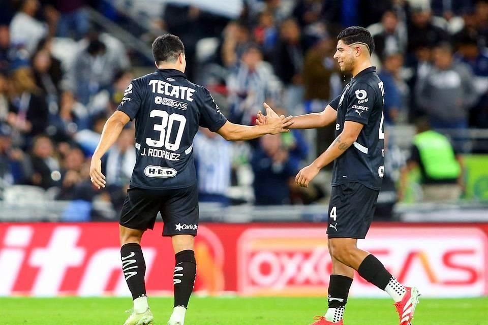 Víctor Guzmán (der.) salió lesionado del partido ante Necaxa.