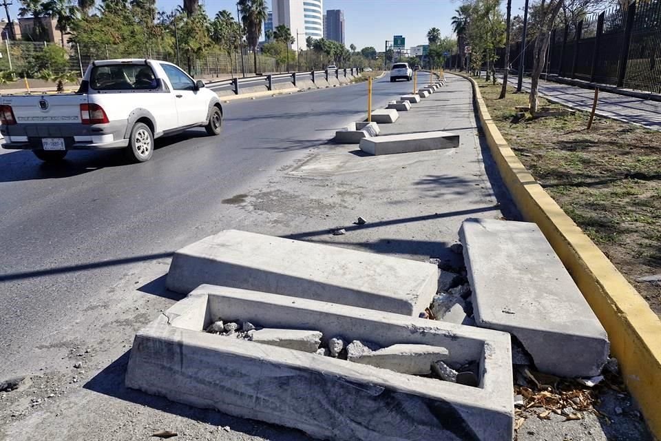 Los separadores de la ciclovía no fueron instalados adecuadamente y al moverse provocan riesgo para los que por ahí transitan.