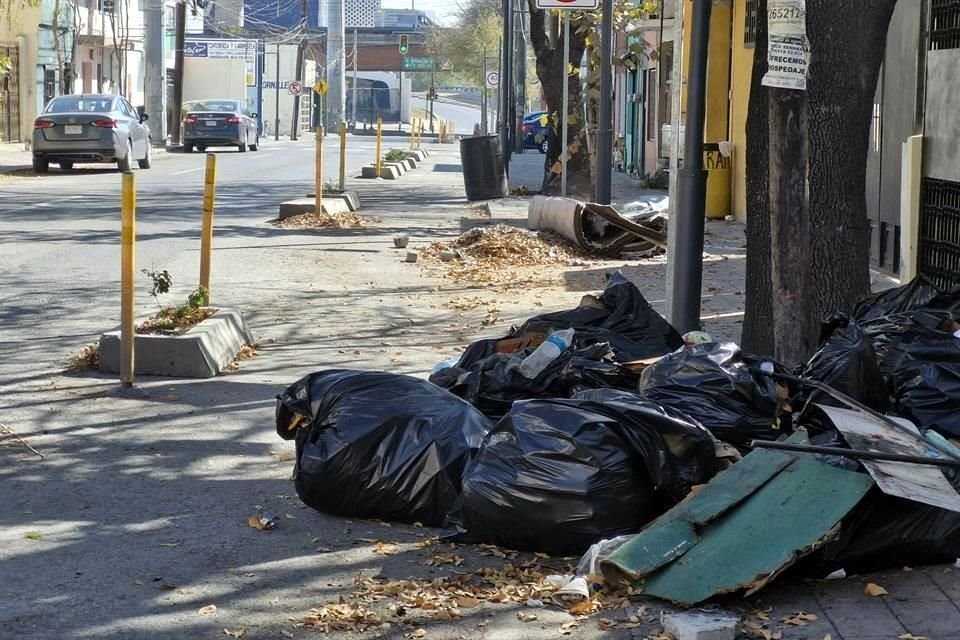 Los montones de basura acumulada hace que el corredor se vea abandonado.