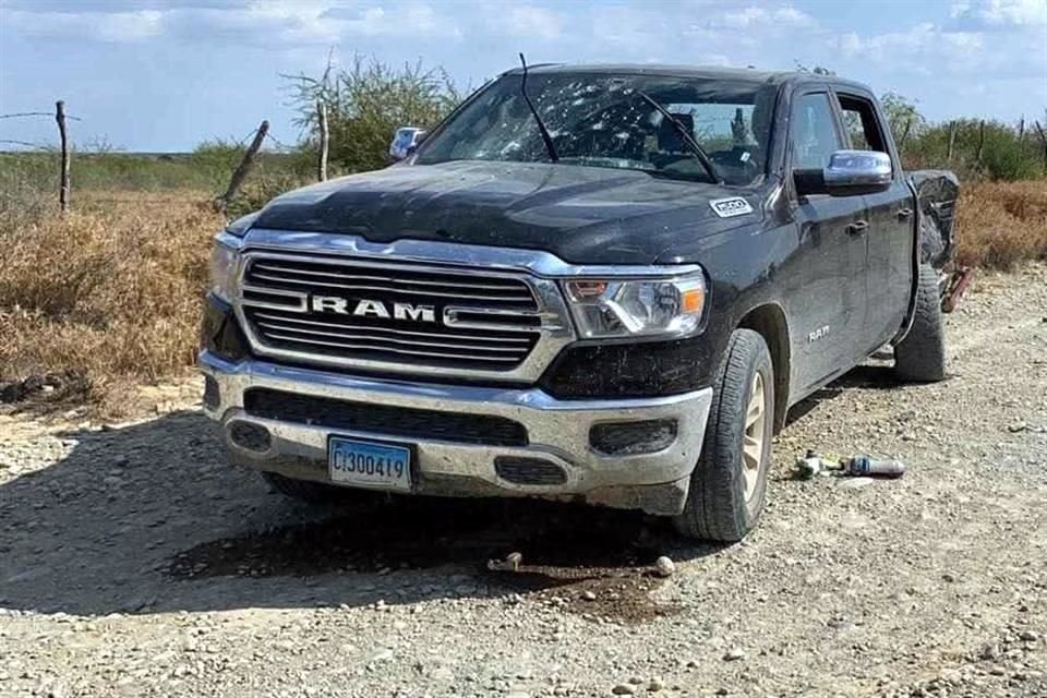 Tras el tiroteo se aseguraron cinco armas y un vehículo.
