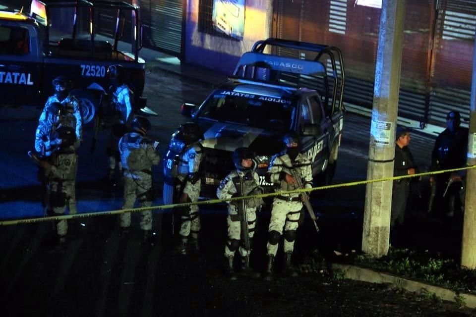 Elementos de la Guardia Nacional resguardan la zona donde fueron asesinados los dos policías.