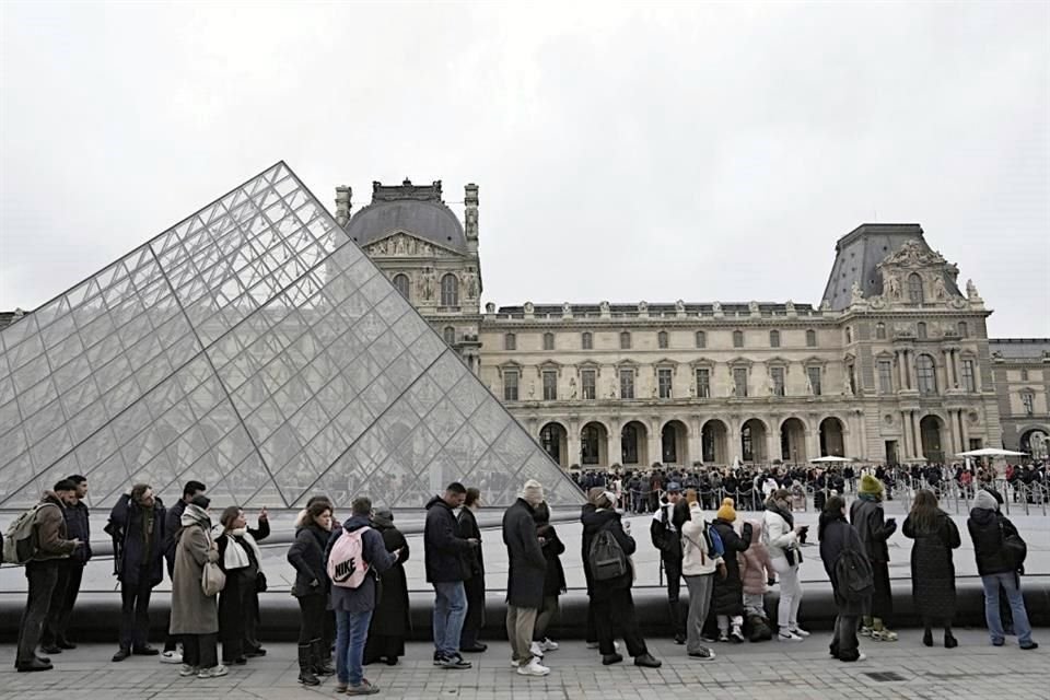 El plan de renovación del Louvre de París prevé para 2031 una nueva entrada para descongestionar su icónica pirámide de cristal por la que brinda acceso.