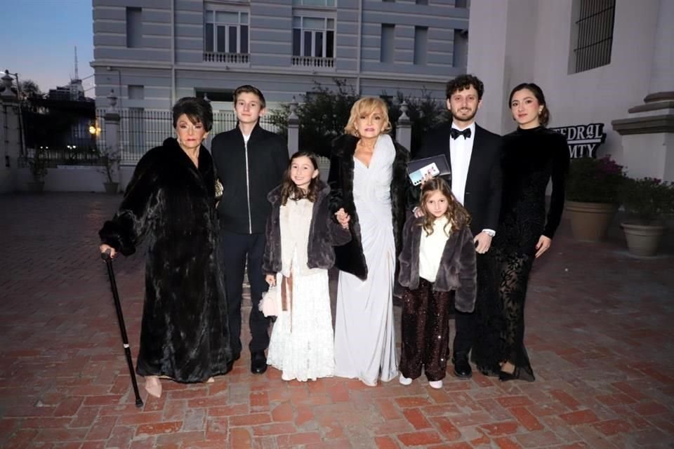 Gloria Castellanos de Villarreal, Marcelo Leal, Fátima Leal, María Leal, Gloria Villarreal, Silvio Chamorro y Valeria Saldaña