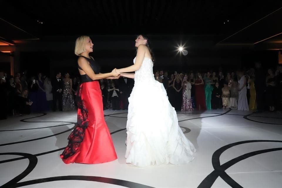 La novia con su mamá, Alejandra Villarreal Castellanos