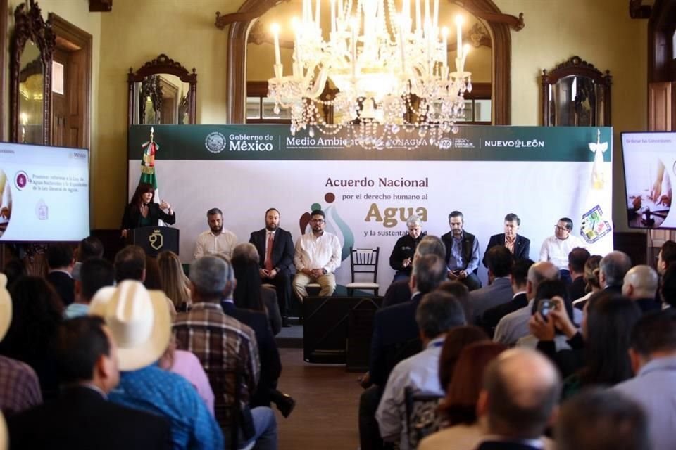 En el evento realizado en Palacio de Gobierno, estuvieron presentes el director de AyD, Juan Ignacio Barragán, representantes del sector industrial, cámaras empresariales y representantes de las unidades de riego en el Estado.