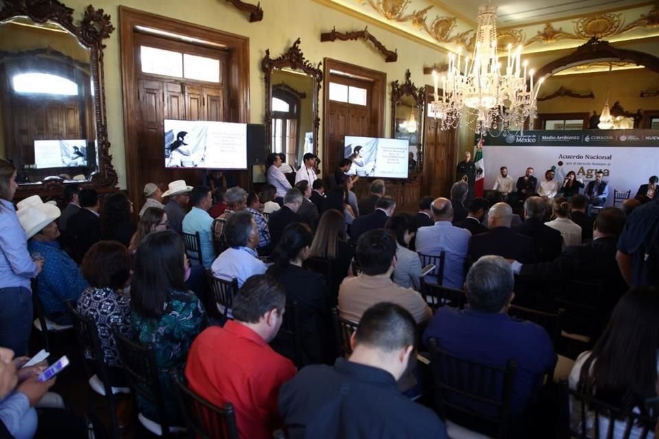 En el evento realizado en Palacio de Gobierno, estuvieron presentes el director de AyD, Juan Ignacio Barragán, representantes del sector industrial, cámaras empresariales y representantes de las unidades de riego en el Estado.