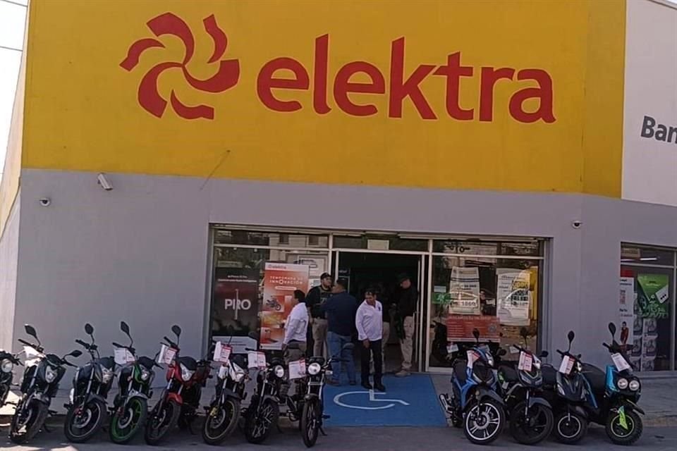 El atraco se reportó minutos antes de las 14:00 horas en una tienda Elektra.