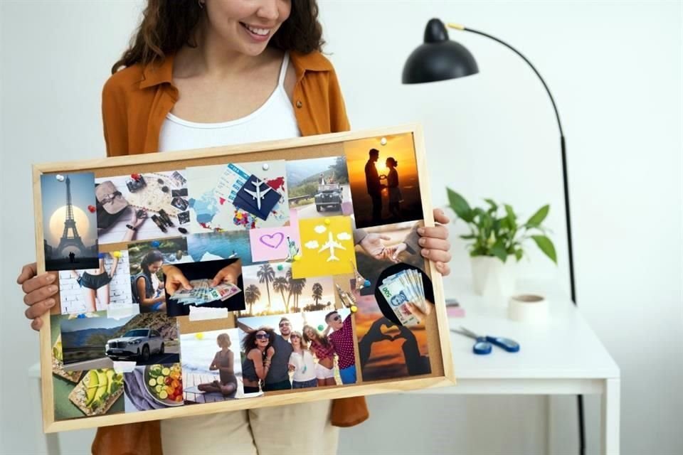 El vision board opera como un recordatorio diario para la mente que, de acuerdo con especialistas, ayuda a visualizar tus metas y a enfocarte en lo que quieres.