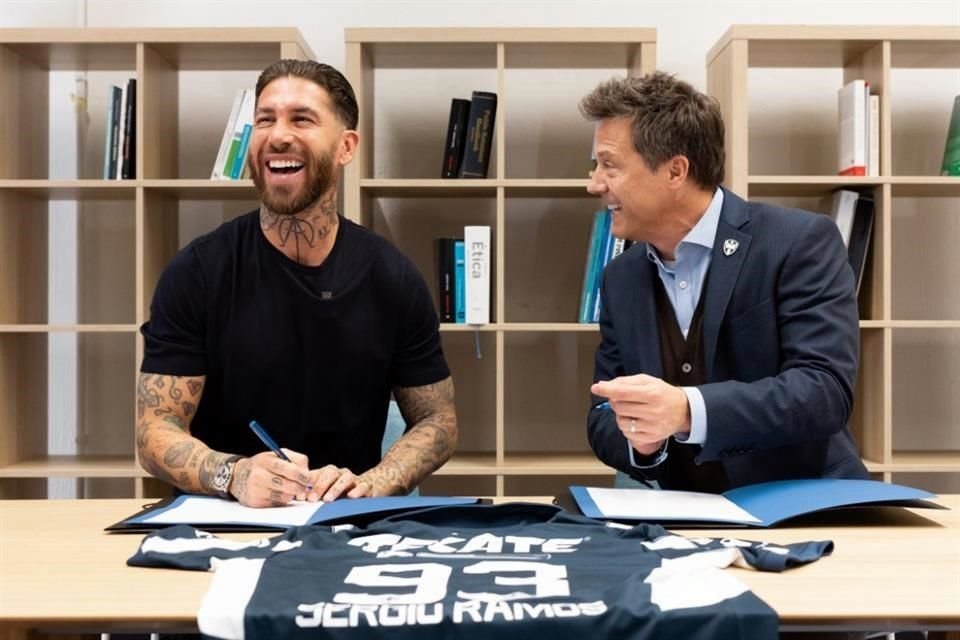 Sergio Ramos y José Antonio Noriega durante la firma del contrato con el Monterrey.