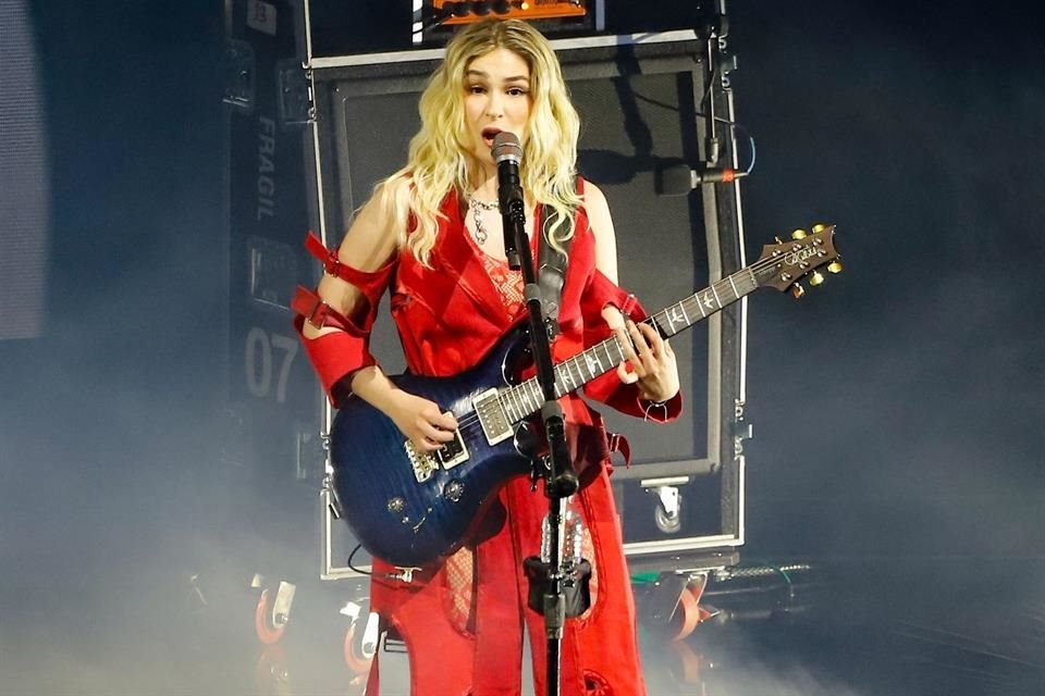 Dany, la hermana mayor, demostró que sabe jugar con las revoluciones y logró que el Auditorio se iluminara por cientos de lámparas de celulares mientras ella tocaba un solo de guitarra.