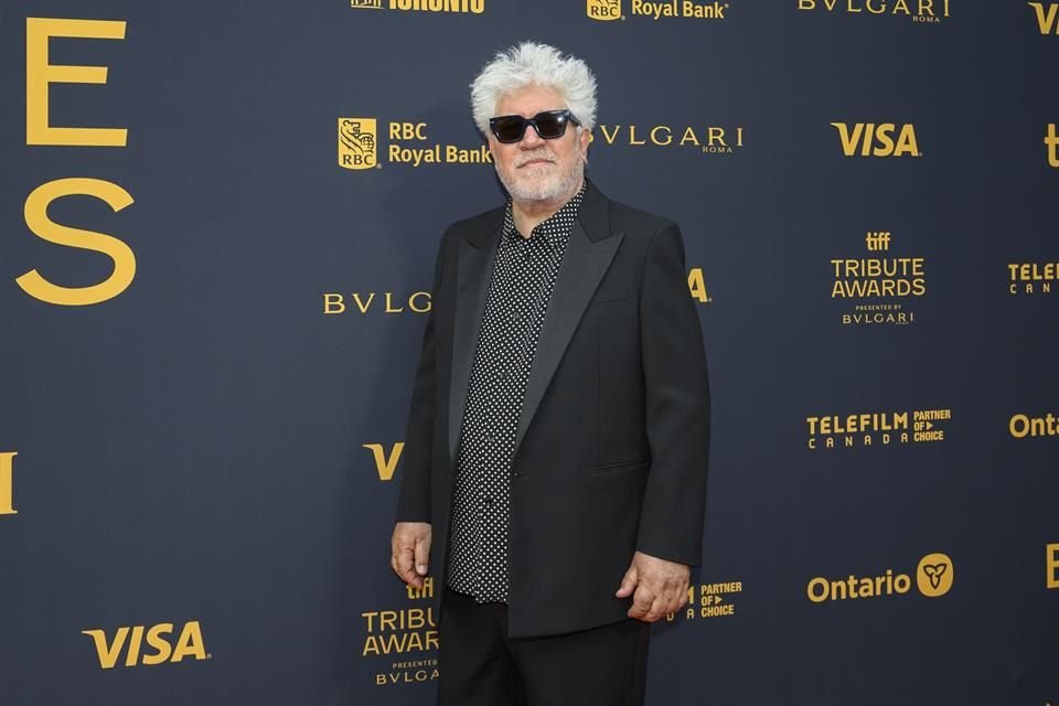 El cineasta Pedro Almodóvar se ausentará de la gala de los premios Goya; tuvo un accidente doméstico.