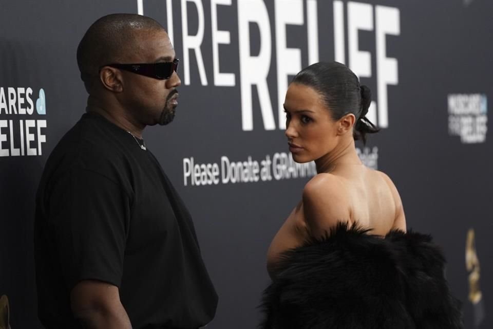 El rapero Kanye West admitió públicamente tener dominio sobre su esposa tras olas de críticas por incidente en los premios Grammy.